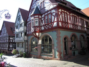 Fachwerkzeile mit der Tourist-Information im ehemaligen Rathaus an der Ecke Hauptstra�e - Lindenstra�e