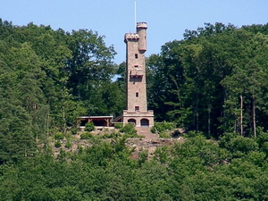 Der Klingenberger Aussichtsturm auf dem Kamm des Schlossbergs. Turm und Wanderheim sind ein beliebtes Ausflugsziel f�r Wanderer.